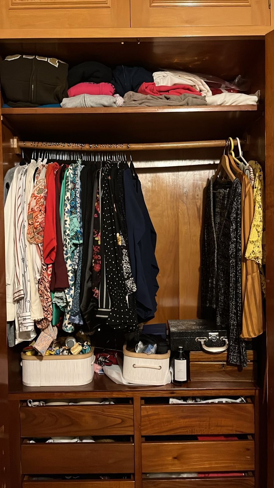 Antes - Guarda-roupa desorganizado