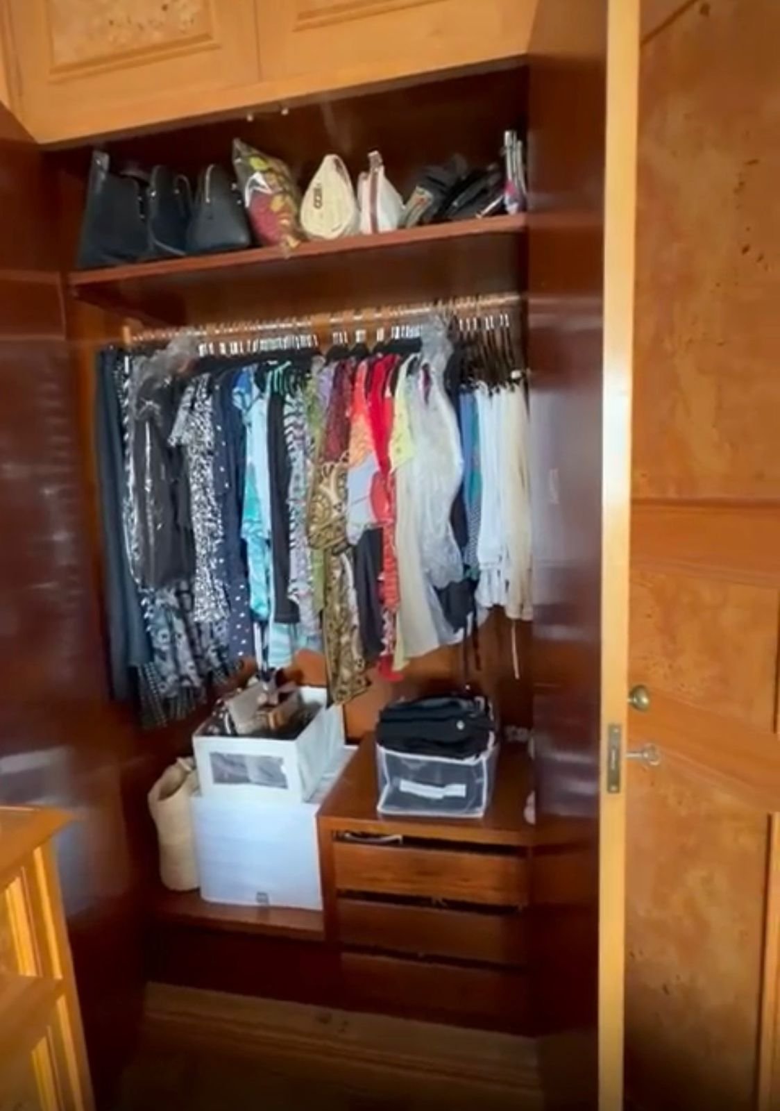 Depois - Guarda-roupa organizado